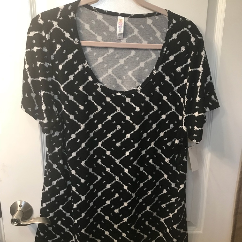 BNWT lularoe Classic T